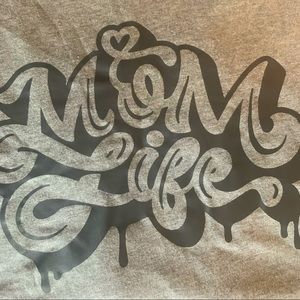 "Mom Life" graffiti style gray V-neck T-shirt  2X.